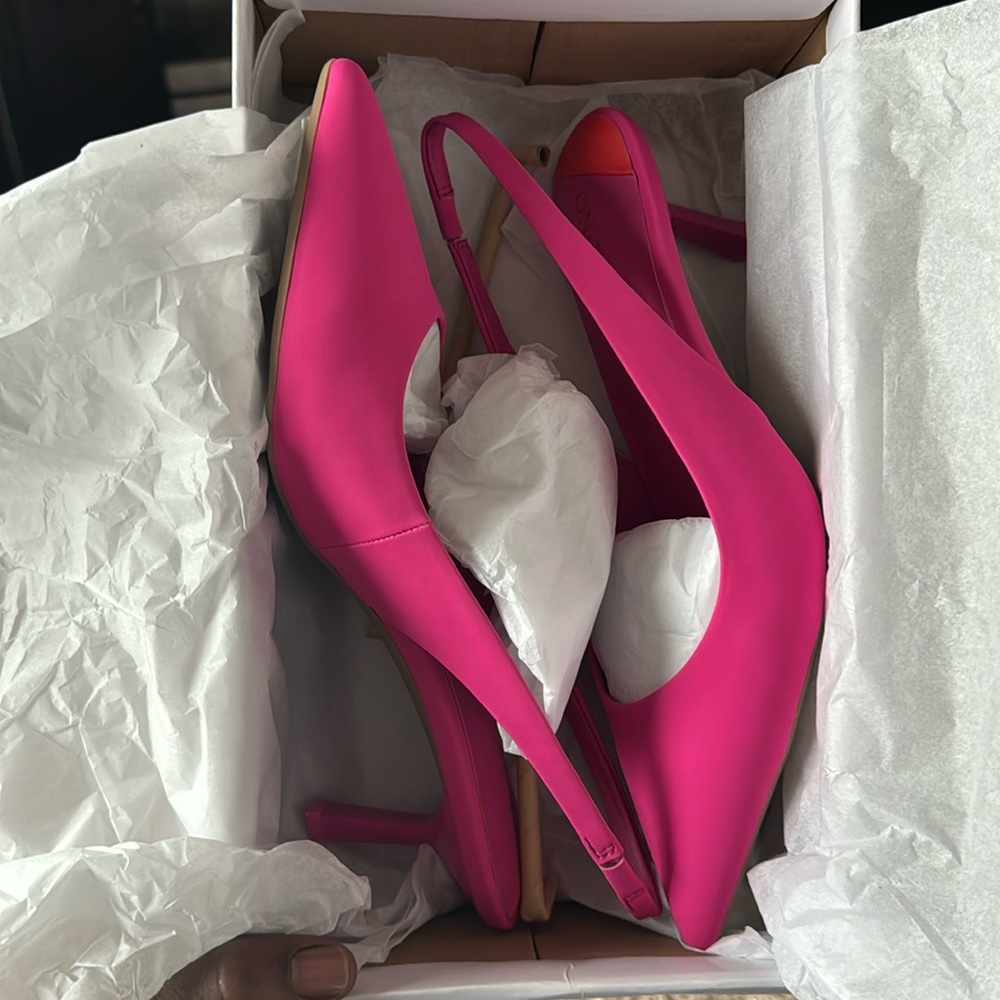 Brand new Fuchsia pump short heal shoe never worn at all new in box